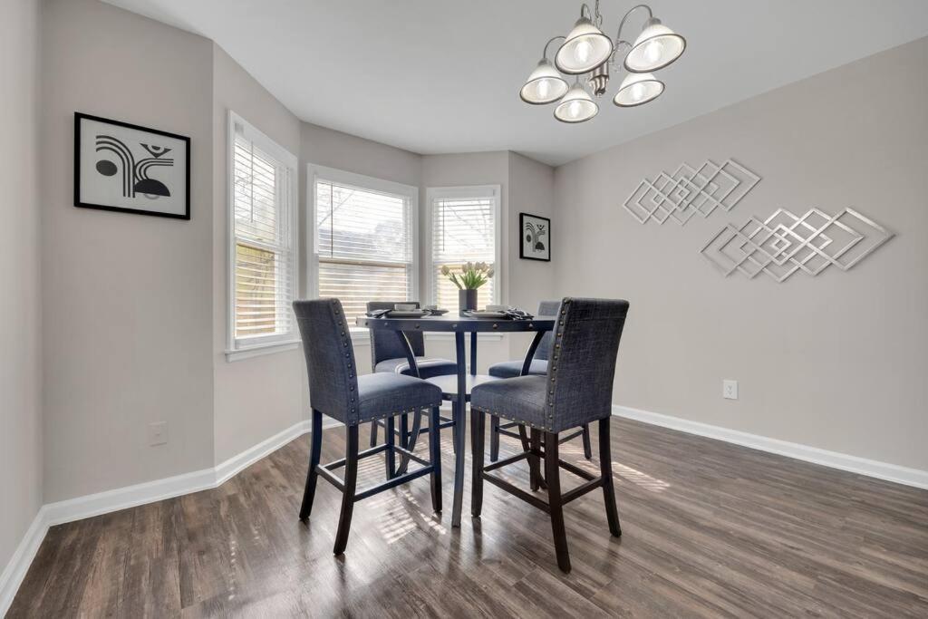 Plush Two Bedroom Retreat. A Home Away From Home! Riverdale Esterno foto