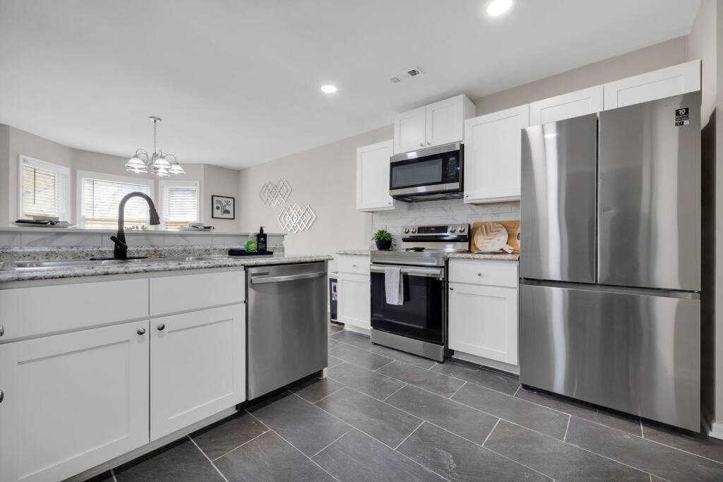 Plush Two Bedroom Retreat. A Home Away From Home! Riverdale Esterno foto
