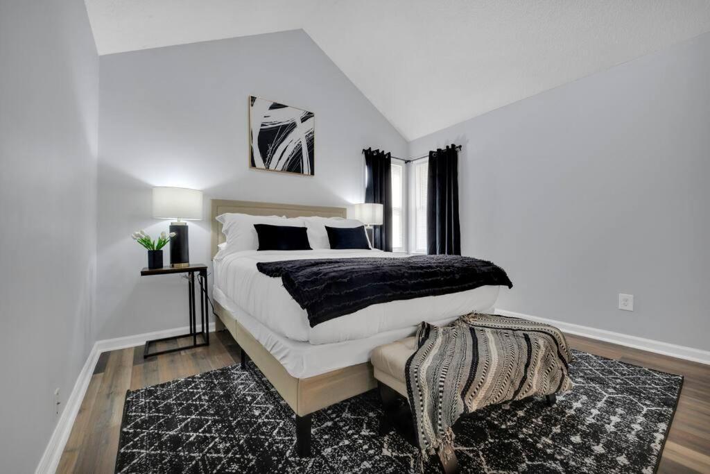 Plush Two Bedroom Retreat. A Home Away From Home! Riverdale Esterno foto